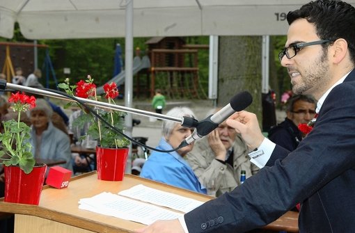 Nicolas Schäfstoß, Bundestagskandidat der SPD im Wahlkreis Stuttgart II, war einer der Redner der Mai-Feier auf der Schlotwiese. Foto: Georg Linsenmann