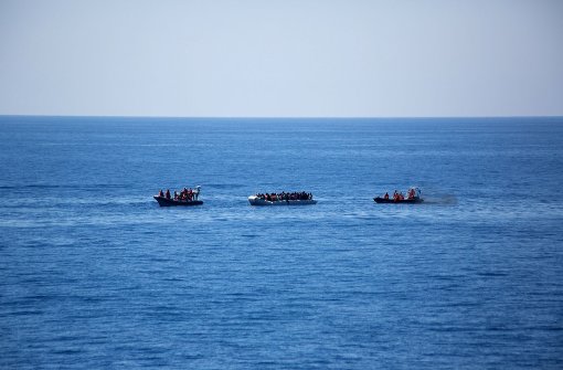 Immer wieder rücken Soldaten aus, um hilflose Flüchtlinge im Mittelmeer zu retten. Foto: dpa