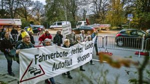 Diese Demonstranten spitzen ihre Forderung bewusst zu: „Fahrverbote retten Leben – Autoflut stoppen“ steht auf dem Banner (Archivbild). Foto: Lichtgut/Max Kovalenko