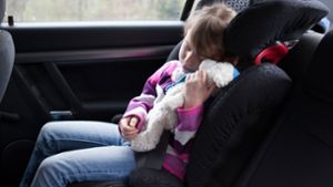 Kinder sind am besten auf dem Rücksitz aufgehoben, heißt es beim ADAC. Die Experten raten dazu, das Kind auf den Platz hinter dem Beifahrersitz   zu setzen Foto: dpa-tmn