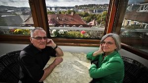 Horst-Peter und Marlies Meyer in ihrem Wintergarten mit Blick auf den Stuttgarter Hauptbahnhof. Quelle: Unbekannt