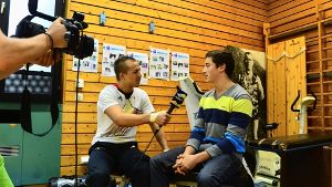 Ringer-Europameister Frank Stäbler interviewt spontan für einen Fernsehsender den Sport-Abiturienten Sven Göpel aus Vaihingen. Foto: Norbert J. Leven