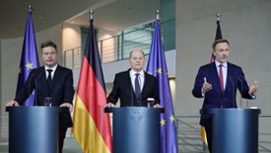 Robert Habeck, Olaf Scholz und Christian Lindner nach der Einigung für den Bundeshaushalt 2024. Foto: dpa/Kay Nietfeld
