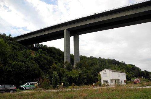 Unter dieser Brücke wurden die Leichen eines Vaters und seiner zwei Kinder entdeckt. Foto: dpa