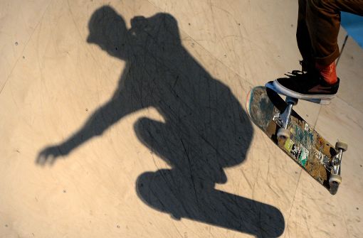 Ein Skateboard-Fahrer ist in Stuttgart gegen ein Auto geprallt (Symbolbild). Foto: dpa