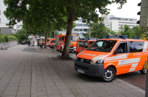 Wegen des Wasserschadens im Katharinenhospital war auch die Stuttgarter Feuerwehr im Einsatz. Foto: 7aktuell.de/Andreas Werner