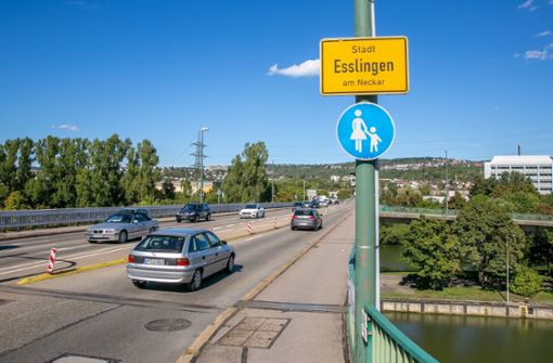 Die Esslinger Adenauerbrücke muss erneuert werden – doch das dauert noch. Foto: Roberto Bulgrin