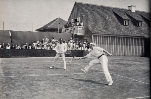 1898 wird in Stuttgart das erste „Internationale Tennisturnier“ ausgetragen. 1914 zieht der Club vom Stöckach auf den Killesberg, es folgt die Umbenennung in TC Weissenhof. Das Bild zeigt das Finale im Jahr 1928 – vor „voll besetzter Tribüne samt Balkon“, wie es im Original-Bildtext heißt.  Foto: TC Weissenhof