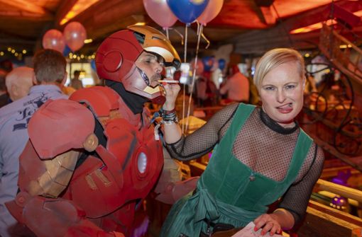 Hollywood lässt grüßen:  Der Iron Man feiert in der Almhütte Royal auf dem Cannstatter Wasen. Foto: /Andreas Engelhard