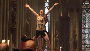Vor knapp einem Jahr hat die Femen-Aktivistin Josephine Witt mit nacktem Oberkörper während der Weihnachtsmesse im Kölner Dom auf dem Altar protestiert. Am Mittwoch steht sie deshalb vor Gericht. Foto: dpa