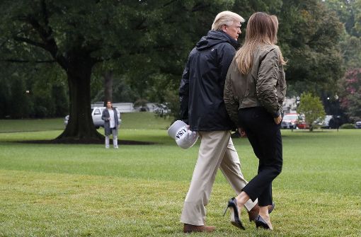 Donald Trump und seine Ehefrau Melania sind in die Krisengebiete aufgebrochen. Das Outfit von Melania sorgt jedoch für Spott. Foto: AP