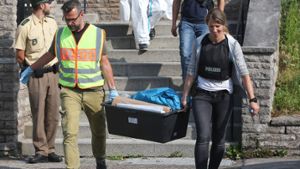 Polizeibeamte sichern in einem Flüchtlingswohnheim nach der Bombenexplosion in Ansbach mehrere Gegenstände Foto: dpa