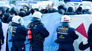Bei den Demonstrationen rund um den AfD-Parteitag in Stuttgart steigt die Zahl der Festgenommenen.  Foto: 7aktuell