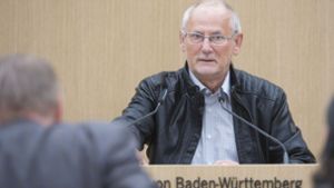 Günter Hollandt, ehemaliger Leiter der Soko Rex, spricht in Stuttgart vor dem Sitzung des NSU-Untersuchungsausschusses im Landtag. Foto: dpa