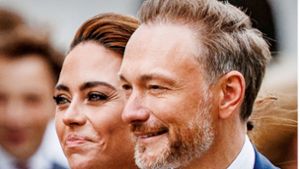 Porsche-Fahrer und Finanzminister: Christian Lindner mit seiner Ehefrau Franca Lehfeldt bei den Hochzeitsfeierlichkeiten auf Sylt Foto: dpa/Axel Heimken