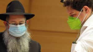 Der  jüdischen Gemeinde Ulm und deren Rabbiner Schneur Trebnik (links) fühlt sich Michael Joukov-Schwelling  verbunden, er engagiert sich im Förderverein der Synagoge. Foto: privat