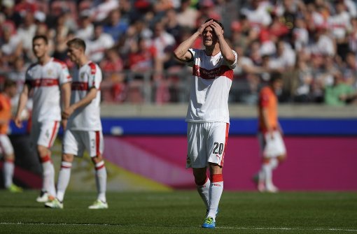 Christian Gentner enttäuscht: der VfB Stuttgart verliert 1:3 gegen Mainz 05 Foto: Bongarts