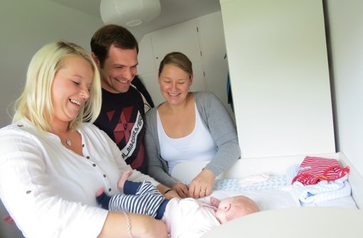 „Alles bestens“ lautet das Fazit der Hebamme Sabrina Beck (links) beim Besuch bei Volker und Katharina Waltner und ihrer Tochter Charlotte. Foto: Barnerßoi