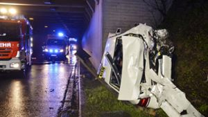 Bei einem schweren Unfall sind die Insassen des Taxis verletzt worden – ebenso wie die Insassen des beteiligten Pkw. Foto: Andreas Rosar Fotoagentur-Stuttgart