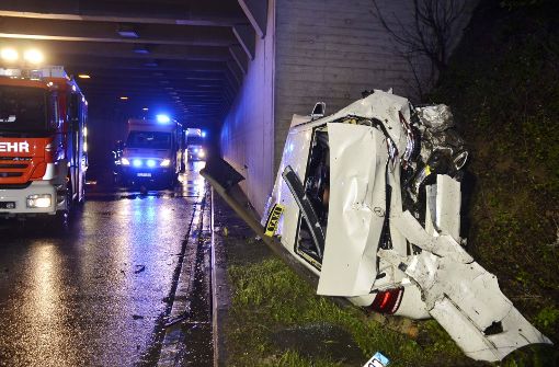 Bei einem schweren Unfall sind die Insassen des Taxis verletzt worden – ebenso wie die Insassen des beteiligten Pkw. Foto: Andreas Rosar Fotoagentur-Stuttgart