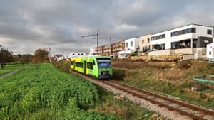 Die Wagen der Strohgäubahn sollen  erst wieder Ende September unterhalb des Wohngebiets Hälde fahren. Foto: factum/