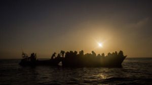 Innerhalb von zwei Tagen retten Helfer fast 2000 Flüchtlinge und Migranten auf dem Mittelmeer vor dem Ertrinken. (Symbolbild) Foto: AP