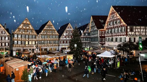 Die Fachwerkkulisse zeichnet  den  Weihnachtsmarkt in Herrenberg aus. Foto: Eibner/Roger Bürke