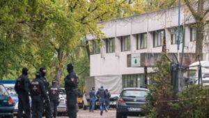 Die Bremer Polizei durchsucht die Vereinsräume der Al-Mustafa-Gemeinschaft Foto: dpa/Sina Schuldt