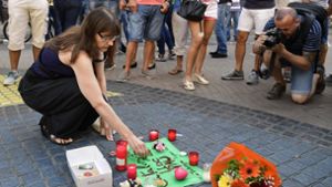 Passanten legen am Anschlagsort am Tag nach der Attacke in Barcelona Blumen nieder. Foto: AFP