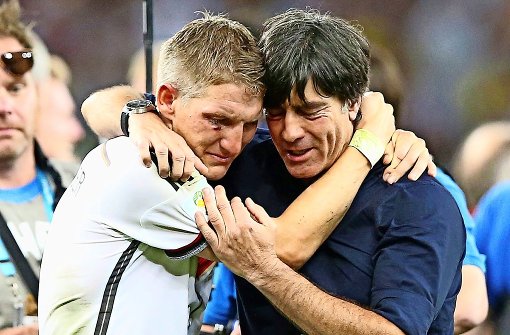 Im schmerzvollen Triumph vereint: Bastian Schweinsteiger und Bundestrainer Joachim Löw beim WM-Sieg 2014 Foto: dpa
