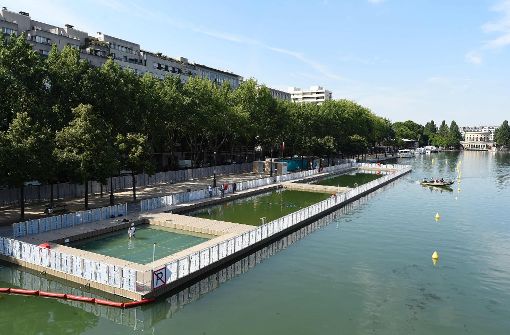 Die französische Hauptstadt hat erstmals provisorische Schwimmbecken im Bassin de la Villette im Nordosten der Metropole eingerichtet. Foto: AFP