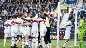 So sehen Sieger aus: Der VfB Stuttgart freut sich über wichtige Punkte im Abstiegskampf. Foto: dpa/Bernd Thissen