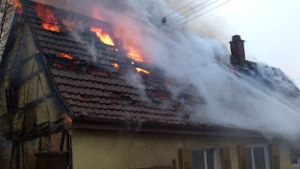 Im Ludwigsburger Stadtteil Neckarweihingen steht ein Wohnhaus hell in Flammen Foto: Andreas Rosar Fotoagentur-Stuttgart