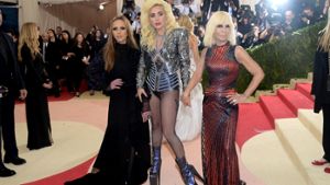 Allegra Versace (v.l.), Sängerin Lady Gaga und Donatella Versace auf dem roten Teppich in New York. Foto: Invision