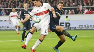 Voll im Geschehen: der VfB-Stürmer Mario Gomez (links) im Zweikampf mit dem Berliner Niklas Stark. Foto: Baumann