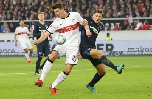 Voll im Geschehen: der VfB-Stürmer Mario Gomez (links) im Zweikampf mit dem Berliner Niklas Stark. Foto: Baumann