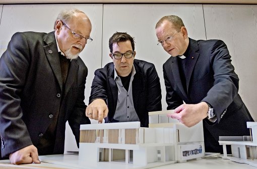 Zeigen das künftige Gemeindezentrum (von links):  Pfarrer Martin Kneer, Alexander Schmidt und Stadtdekan  Christian Hermes Foto: Lichtgut/Max Kovalenko