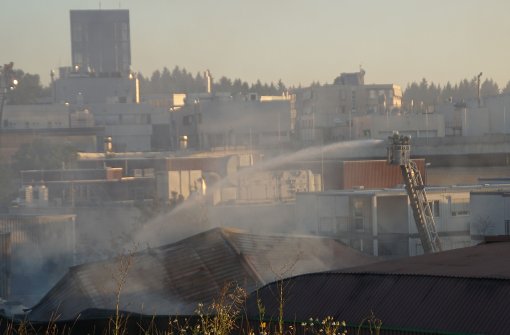 Die Feuerwehr beim Löschen der fast niedergebrannten Werkstatthalle von Porsche. Foto: SDMG