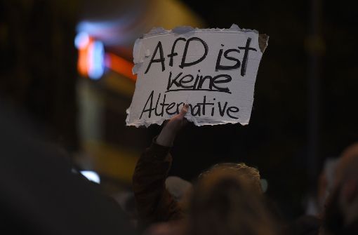 In Berlin haben sich Demonstranten vor der Wahlparty der AfD versammelt. Foto: AFP