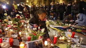 Rückblick: Menschen gedenken am 24.03.2016 am Place de la Bourse in Brüssel der Opfer der Anschläge auf den Flughafen und eine Metrostation der Stadt. Foto: dpa
