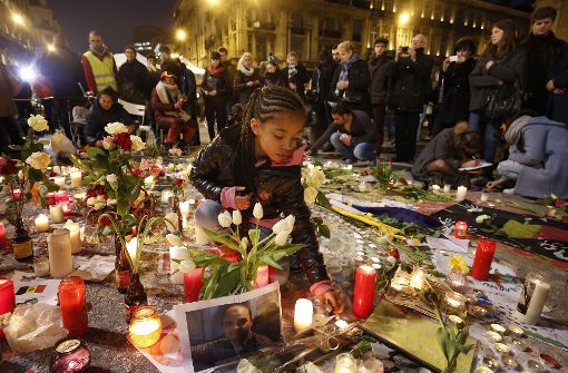 Rückblick: Menschen gedenken am 24.03.2016 am Place de la Bourse in Brüssel der Opfer der Anschläge auf den Flughafen und eine Metrostation der Stadt. Foto: dpa
