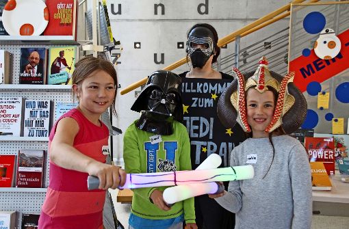Anne, David und Amelie haben beim Star-Wars-Day in der Leinfeldener Bücherei mitgemacht. Sechs Studentinnen von der HdM haben diesen organisiert. Foto: Sabrina Höbel