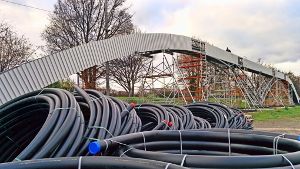Die neue Kabelbrücke wird zurzeit auf dem Cannstatter Wasen in der Nähe des Berger Stegs montiert. Noch vor Weihnachten wird sie auf Schwimmpontons zur Gaisburger Brücke gebracht. Foto: Jürgen Brand