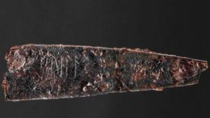 Nahaufnahme der Runenschrift auf der Messerklinge:  Archäologen haben in Dänemark ein kleines Messer mit einer fast zwei Jahrtausende alten Runeninschrift entdeckt. Foto: Rogvi N. Johansen/Museum Odense/dpa