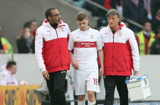 Timo Werner wird von den Teamärzten des VfB Stuttgart in die Kabine begleitet. Foto: Pressefoto Baumann