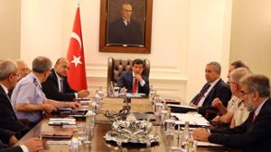 Lagebesprechung : Der türkische Regierungschef  Ahmet Davutoglu mit Vertretern aus Politik und  Militär  Foto: dpa