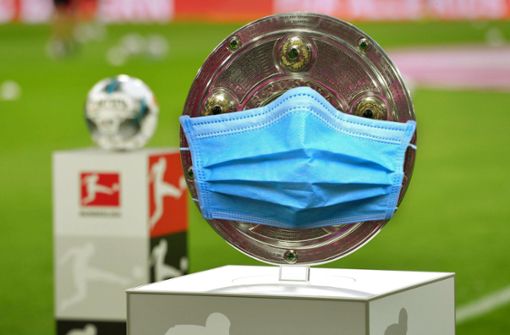 Maskenball: In der Bundesliga rollt bald der Ball,  am Ende soll die Schale vergeben werden. Foto: imago/Sven Simon