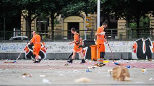 Sauberkeit ist auch Handarbeit: Ein Team der AWS reinigt den Marienplatz. Vor allem in der Coronapandemie wurde dort viel gefeiert. Foto: Lichtgut/Max Kovalenko