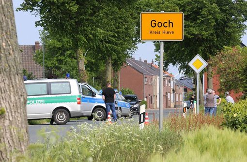 Die Polizei sperrt eine Straße in Goch (Nordrhein-Westfalen) ab. In der Nähe war ein Psychiatrie-Insasse auf dem Weg zum Arzt von einer unbekannten Frau mit einer Schusswaffe befreit worden. Foto: dpa