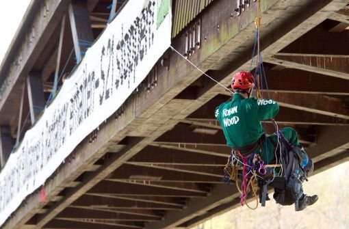 An einer Brücke über den Neckar in Stuttgart spannten Aktivisten ein 35 Meter langes Transparent, auf dem sie auch den Erhalt dreier Fußgängerbrücken forderten. Foto: dpa